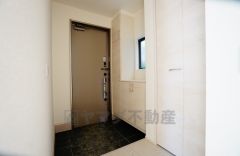 同仕様写真。たっぷり収納できるシューズボックスです。家族全員の靴がきれいに整頓できます。棚の上にお花や写真を飾っても良いですね。