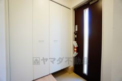 白を基調とした明るい玄関です。大容量のシューズボックスは家族全員の増えがちな靴や物をすっきり収納できます。
