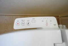同仕様写真。ウォシュレット、暖房便座、節電・節水機能など、使い勝手のよい高機能トイレです。