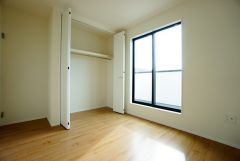 机やベッドを置いても広々とした空間です＾＾子供部屋としての利用もおすすめ。