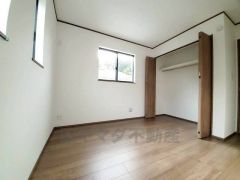 2面採光を確保した明るい室内は、風通しも良く、大変居心地の良い空間となっております。爽やかな風を感じて起きる朝は、快適生活の始まりに。