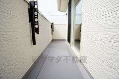 同仕様写真。陽当たりの良いバルコニーです。お洗濯やお布団干しはもちろん、日光浴スペースにも。