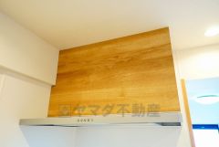 お手入れが簡単なスリム型レンジフードです。調理により発生する油煙や臭いを吸い込み、屋外へ排気してくれます。