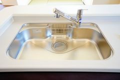 広々とした凸型シンクに洗剤ポケットを標準装備。大きなお鍋など洗いやすいです。