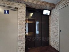 重い荷物を運ぶのにも便利なエレベーター付です。エレベーターホールには外部からの映像がチェックできる防犯カメラモニターが設置されています。防犯対策バッチリです。