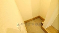 ベビーカーや泥のついたおもちゃをしまうのに便利なスペースです。玄関周りをスッキリさせることが出来ます＾＾