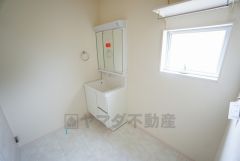 同仕様写真。三面鏡つき洗面台。鏡裏にたっぷりとした収納スペースがあります。鏡を閉めてしまえば小物は見えないため、スッキリとした印象の洗面台にできます。