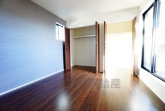 寛ぎの時間を紡ぎだす主寝室は、大型ベッドを置いても余裕の広さを確保しています。