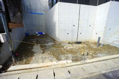 家の顔となる玄関扉がかっこいいと、たくさんの人を招き入れたくなりますね＾＾奥まって設置されており、雨にも濡れにくくなっています。