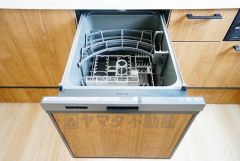 食後の時間にゆとりを与えてくれる食器洗い乾燥機。操作ボタンも上面にあるので、腰をかがめずに操作が楽々。