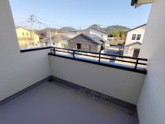 陽当たりの良いバルコニーです。お洗濯やお布団干しはもちろん、日光浴スペースにも。足元は防水工事施工済です。