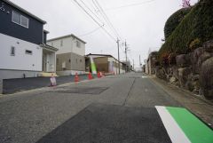 大型車の通行が少なく、騒音や振動が少ないので静かで快適な生活を送れます。