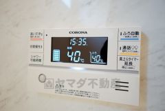 湯量・湯温の設定、そして保温までワンタッチのフルオートバス。便利な追い炊き機能付きです。