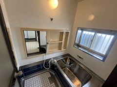 窓付きで自然光が差し込む、明るく清潔感のある浴室。換気もしやすく、湿気がこもりにくいため毎日快適にお使いいただけます。