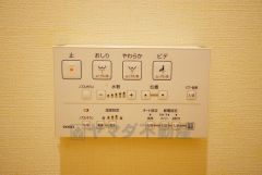 壁リモコンタイプのウォシュレット付き。すっきりした見た目で、トイレ奥の掃除もしやすいです。