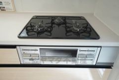 複数の調理を一度に行うことができる3口コンロ。効率よくお料理が出来ます。毎日のお料理も楽しくなりますね＾＾