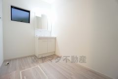 同仕様写真。三面鏡つき洗面台。鏡裏にたっぷりとした収納スペースがあります。鏡を閉めてしまえば小物は見えないため、スッキリとした印象の洗面台にできます。