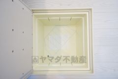 キッチンにある床下収納は、居住スペースを減らさずに買い置きの調味料や非常食などを保管することができます。