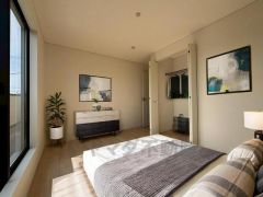 家具はイメージです。寛ぎの時間を紡ぎだす主寝室は、大型ベッドを置いても余裕の広さを確保しています。バルコニーがあり、日当たり良好です。