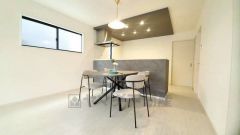 対面式キッチンを中心としたリビングダイニング。