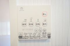 雨の日の洗濯も安心できる浴室暖房乾燥機付き浴室。リモコンで操作もボタン1つで簡単。