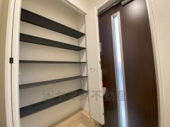 同仕様写真。たっぷり収納できるシューズボックスです。家族全員の靴がきれいに整頓できます。