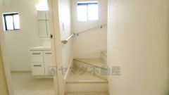 小さなお子様やご高齢の方でも安心できる、手すり付き階段。段差も低めで設定されており、安全性にも優れています。