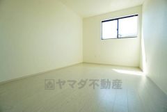 暖かい日差しが差し込む洋室。たっぷり収納できるクローゼット付きでお部屋の中をすっきりと快適に保てます。