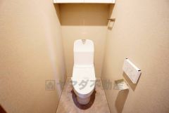 壁リモコンタイプのウォシュレット付き。すっきりした見た目で、トイレ奥の掃除もしやすいです。