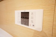 湯量・湯温の設定、そして保温までワンタッチのフルオートバス。便利な追い炊き機能付きです。