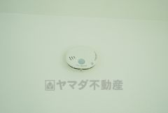 火災発生をいち早く知らせてくれる火災報知器は標準装備です。