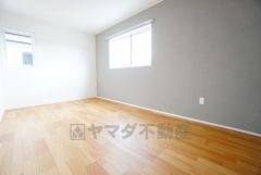 寛ぎの時間を紡ぎだす主寝室は、大型ベッドを置いても余裕の広さを確保しています。