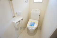 温水洗浄機付トイレです。節水機能もあるので、安心して使えますね。もちろん、1階2階の2ヶ所にトイレがあるので、忙しい朝にもゆとりができますね。
