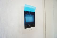 防犯性、セキュリティ対策に安心できるテレビモニター付きインターフォンです。セールスマン対策にもなり安心できます。