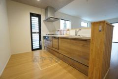 リビングやダイニングからキッチン周りが丸見えにならない対面式キッチン。テレビ鑑賞や家族との対話がしやすく、ご家族の温かい時間を演出します。