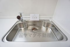 広々としたステンレスシンクには、洗剤やスポンジを収納出来るラック付き。広さも確保しているので、大きなお鍋も洗いやすいです。