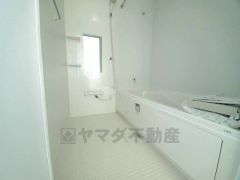 1日の疲れを癒すくつろぎのバスルーム。足を伸ばしてもゆったりと入れるサイズです。お子様と一緒にお風呂に入っても狭くないですね^^