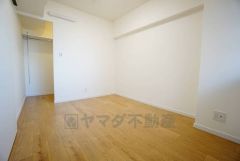 暖かい日差しが差し込む洋室。たっぷり収納できるクローゼット付きでお部屋の中をすっきりと快適に保てます。