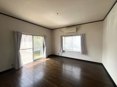 大きな窓のあるリビングは、陽光あふれる明るい空間です。居心地良く、ご家族皆がゆったり寛げる憩いの空間となりそうです。