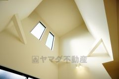 リビング上部は、折り上げ天井で開放感たっぷり。温もり溢れる寛ぎ空間となりそうです。