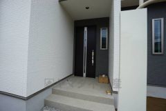 家の顔となる玄関扉がかっこいいと、たくさんの人を招き入れたくなりますね＾＾奥まって設置されており、雨にも濡れにくくなっています。