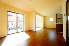 大きな窓のあるリビングは、陽光あふれる明るい空間です。居心地良く、ご家族皆がゆったり寛げる憩いの空間となりそうです。