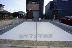 駐車スペースはゆとりある並列2台分を確保。マイカー用に、お客さま用に、余裕を持ってご利用いただけます。