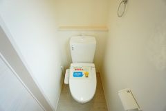 同仕様写真。温水洗浄機付トイレです。節水機能もあるので、安心して使えますね。もちろん、1階2階の2ヶ所にトイレがあるので、忙しい朝にもゆとりができますね。