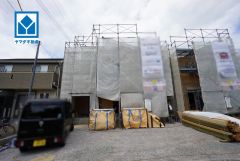 現地（2026年7月15日）撮影。1号棟。広々LDK19.5帖＾＾家族とのコミュニケーションがとりやすいリビングスルー階段＾＾