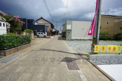 前面道路は約4.5ｍ。 閑静な住宅街で交通量が少なく小さなお子様がいても安心です＾＾コンビニまで徒歩11分。スーパーまで徒歩16分。