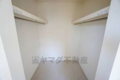 収納力豊富なウォークインクローゼット。洋服や小物などを1箇所にまとめて美しい収納を実現します。スーツケースのような大型の荷物も置けます＾＾