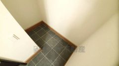 ベビーカーや泥のついたおもちゃをしまうのに便利なスペースです。玄関周りをスッキリさせることが出来ます＾＾