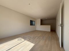 リビングは広々とした設計で、家族が集い、寛ぐ暮らしの空間を演出しています。思い思いの時間を過ごしたり、家族みんなで食事をしたり、素敵な団らんの場になりますね。