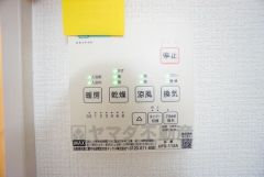 浴室暖房乾燥機付き。天候に左右されず、いつでも好きなときに洗濯物を干せるので、仕事や家事で忙しい方に重宝します。